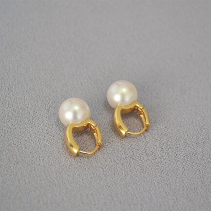 pearl huggie earrings 8